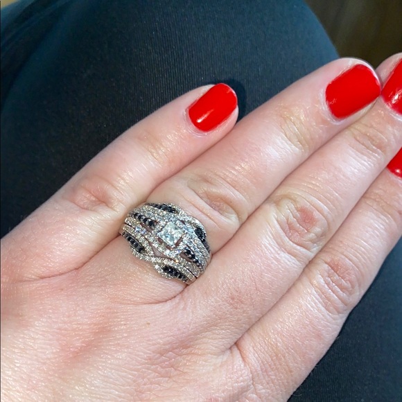 Kay Jewelers Jewelry - Elegant White Gold White Diamond and Black Diamond Women's Wedding Ring Set